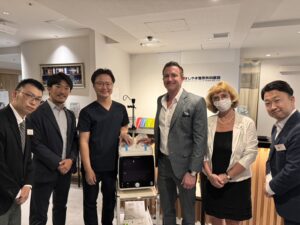Vice president,Asia pacific Avanos medical inc.の方々との写真